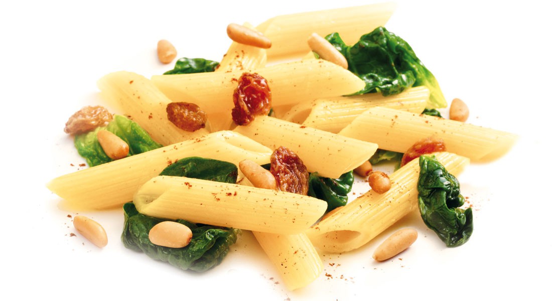 Penne con spinaci, cannella, Pinoli e Uvetta Ventura
