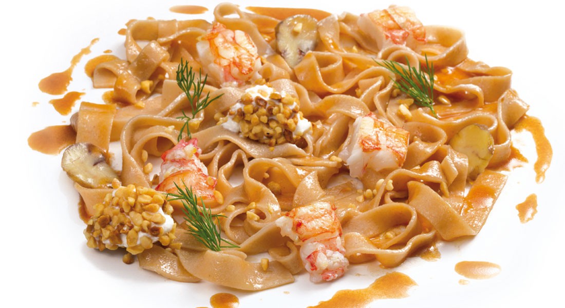 Tagliatelle di farina di castagne, scampi e Nocciole Ventura