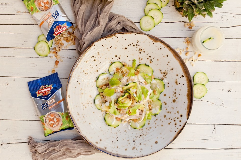 Insalata di pollo e yogurt, con ananas, cetrioli e mix di Frutta Secca Ventura