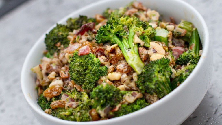 Insalata invernale con broccoli, bacon, cipolla rossa e Frutta Secca Ventura