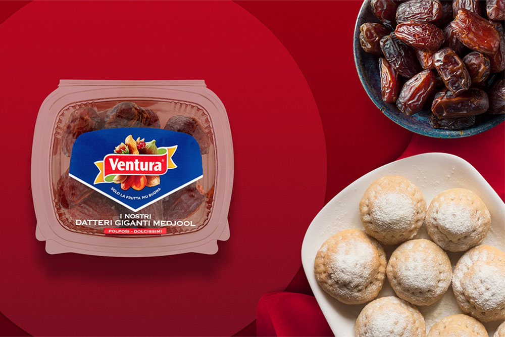 datteri medjoul vaschetta datteri ciotola biscotti sfondo rosso