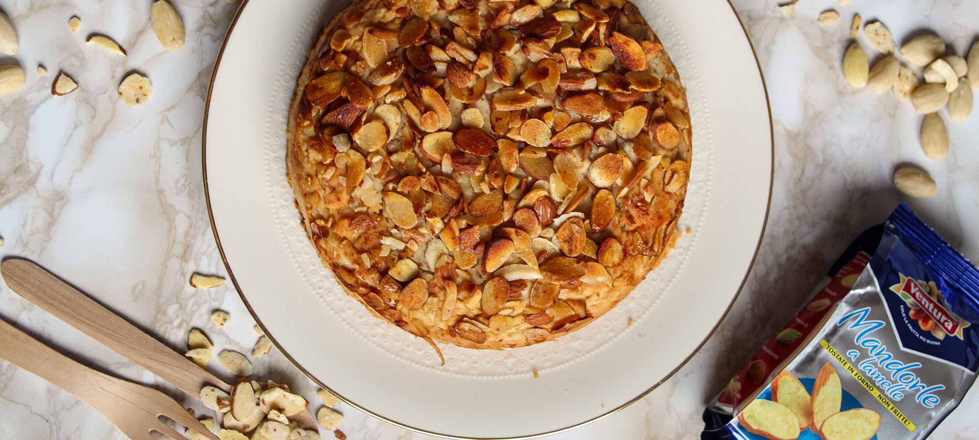 Torta di mandorle Ventura, con lamelle di mandorle al miele