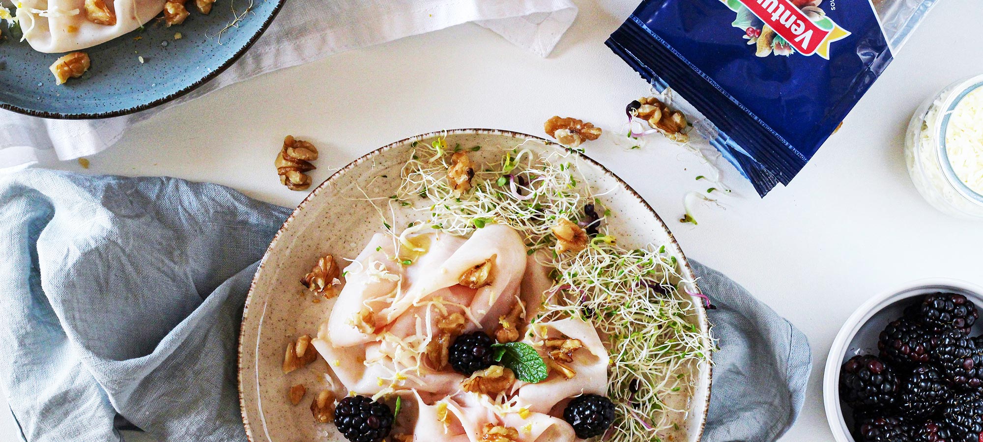 Insalata di tacchino con more, Noci Ventura, rafano, limone e germogli