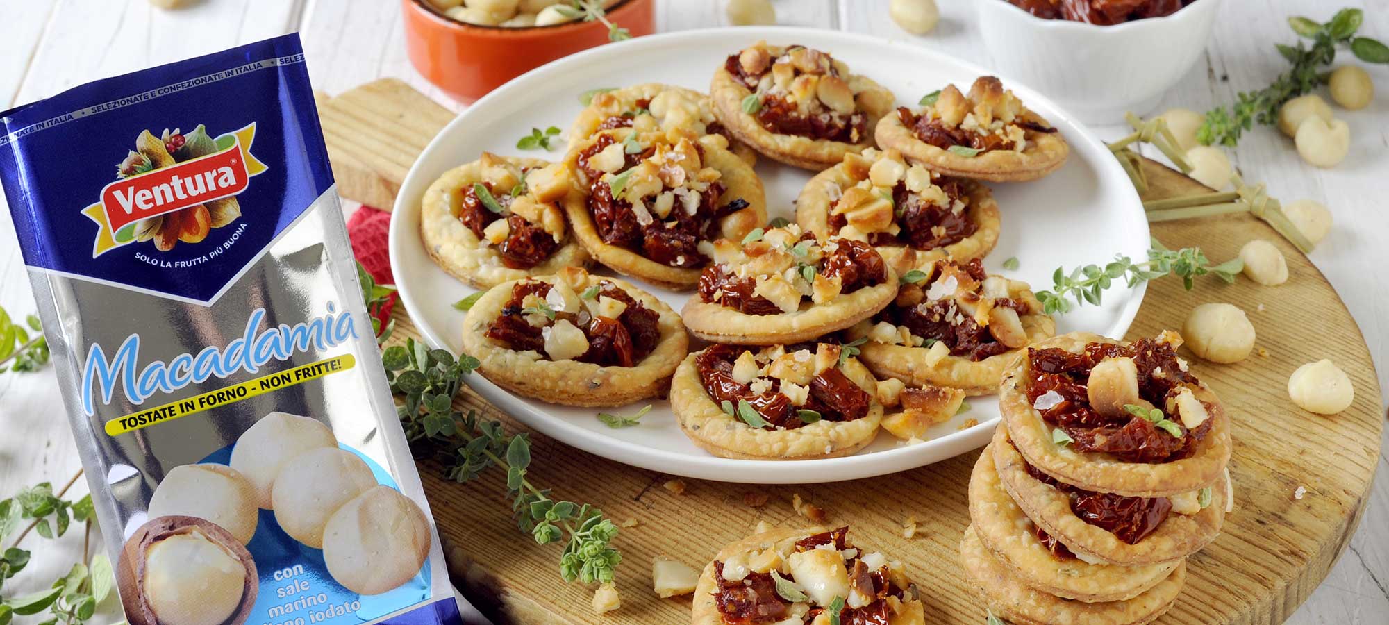 Pizzette veloci: sfoglia di ricotta alle erbe con pomodori secchi e Macadamia Ventura