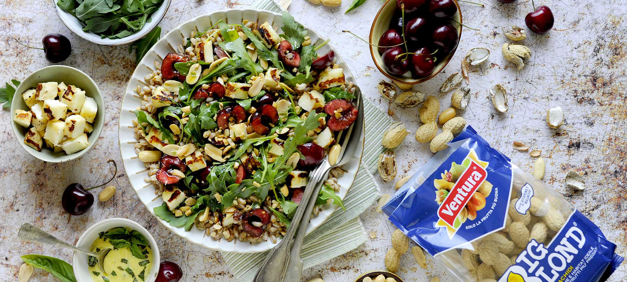 Insalata di farro con rucola, ciliegie, halloumi e Arachidi Ventura
